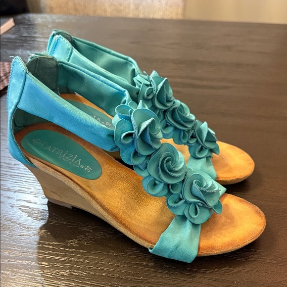 Chic Blue Floral Women's Sandals - Picture 4 of 5